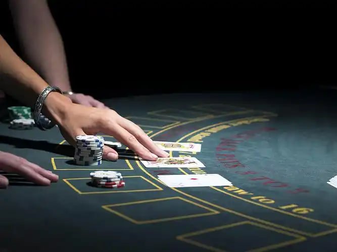 Layar perangkat mobile memperlihatkan sportsbook dan slot online pada spbu77